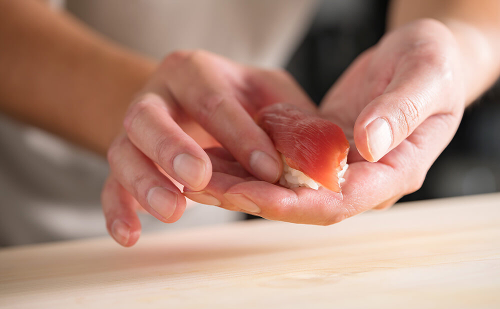 厳選した魚介類を手間暇惜しまずに丁寧に仕込むことで、一つひとつの食材の持ち味を最大限に引き出しています。食べた瞬間口の中いっぱいに広がる新鮮なネタの旨みを、心ゆくまでお楽しみください。
